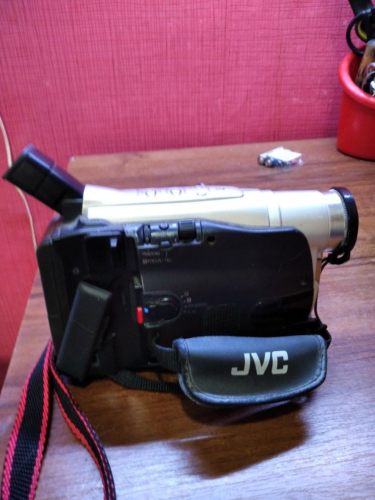 Продам  видеокамеру JVC