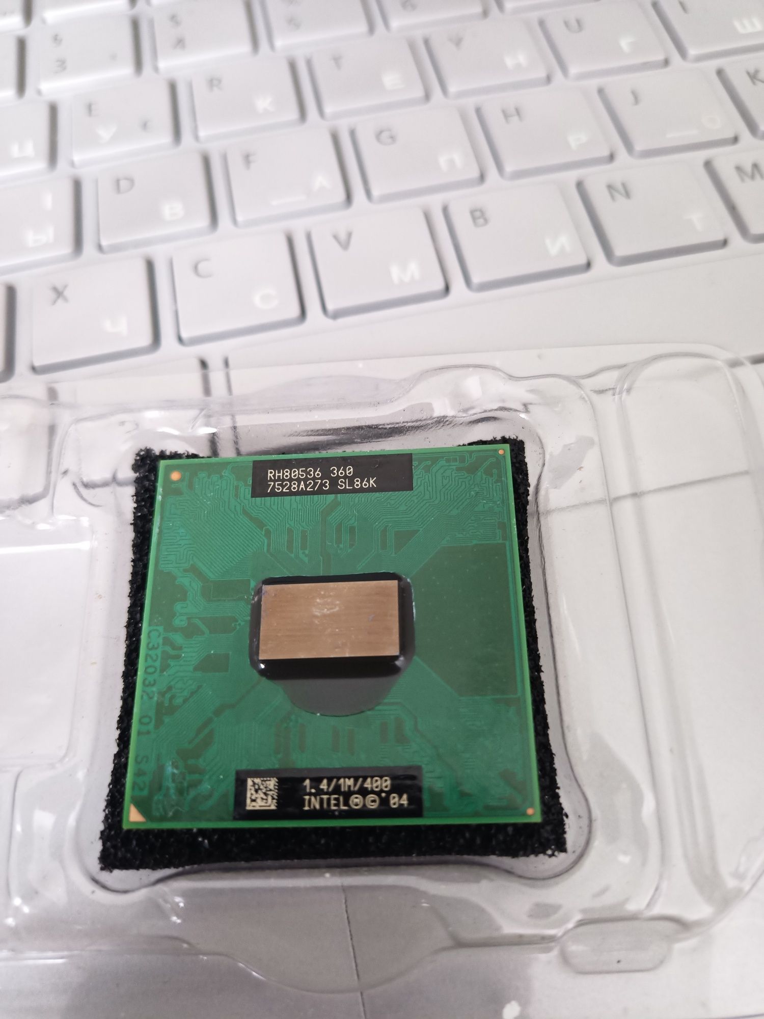 Процесор Intel M 370 1.4Hz Socket M  и видео проц ATI radeon 9000 igp