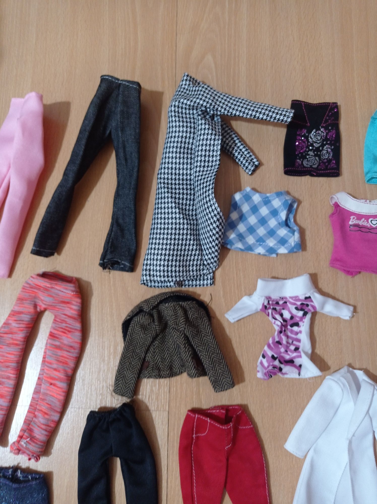 Barbie e criança + acessórios e roupas