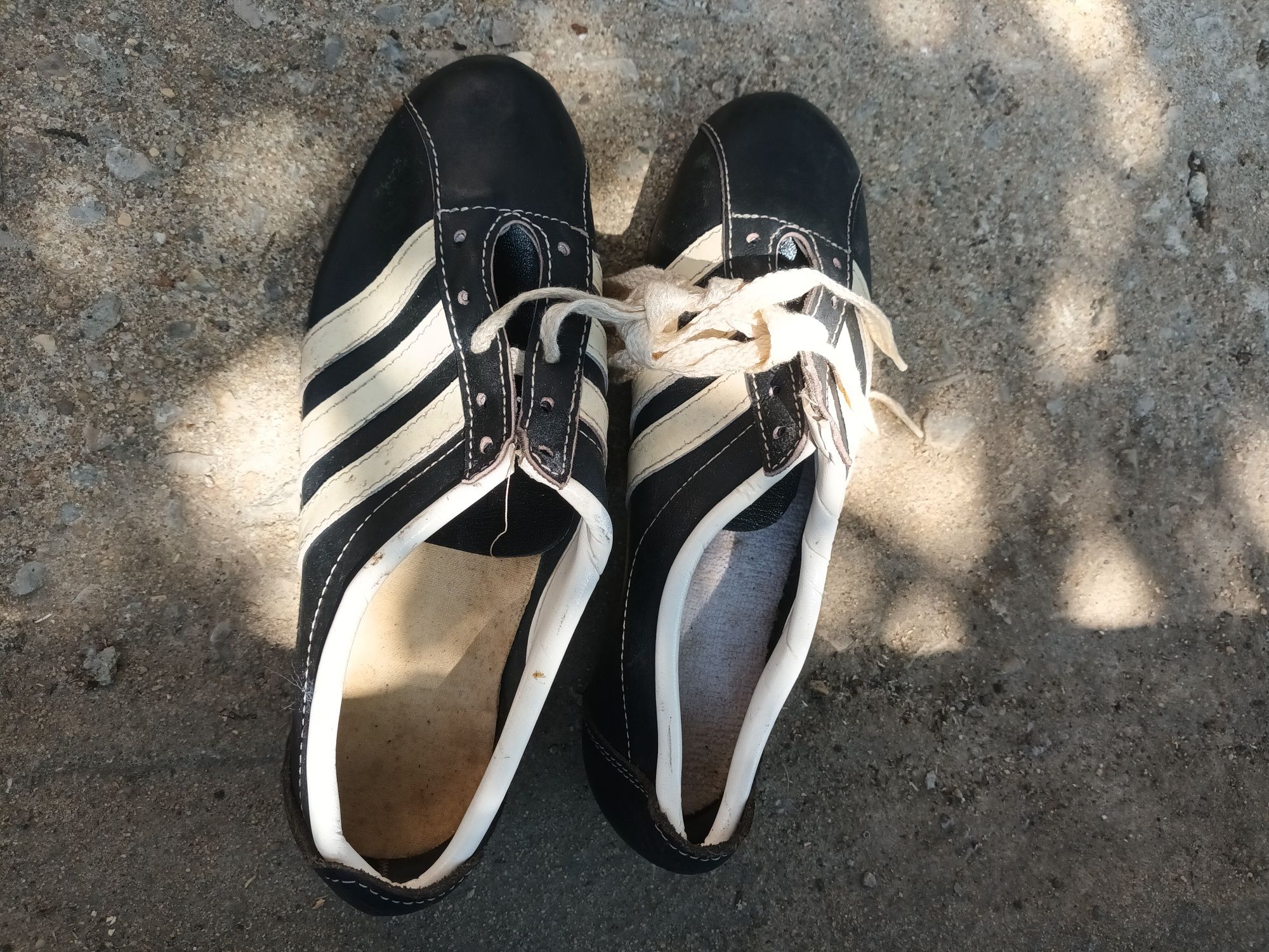 Chuteiras brancas/ preto