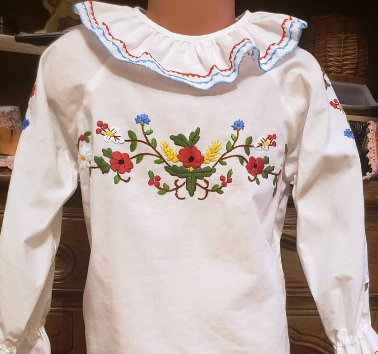 Bluzka do stroju ludowego, ręcznie haftowana na bawełnie