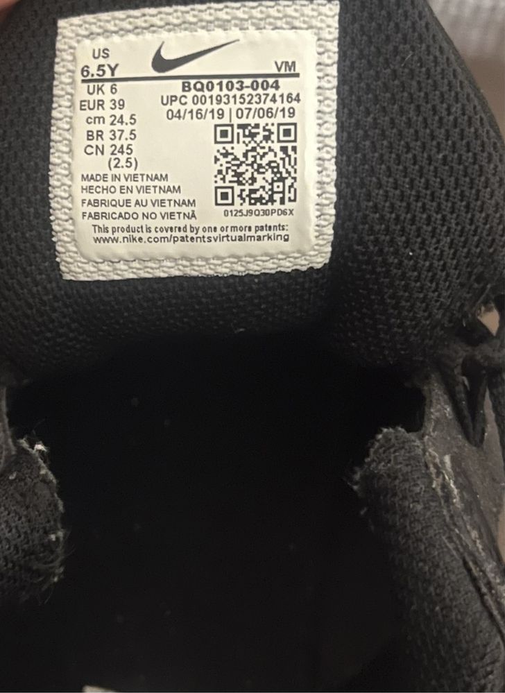 Жіночі кросівки Nike Air Max 270 React