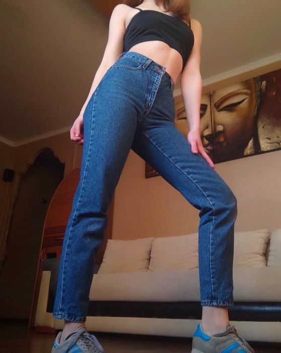 Джинсы mom мом подчёркивают фигуру
