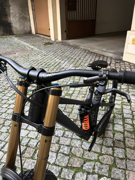 Bicicleta Downhill Raaw Yalla V1 2025
