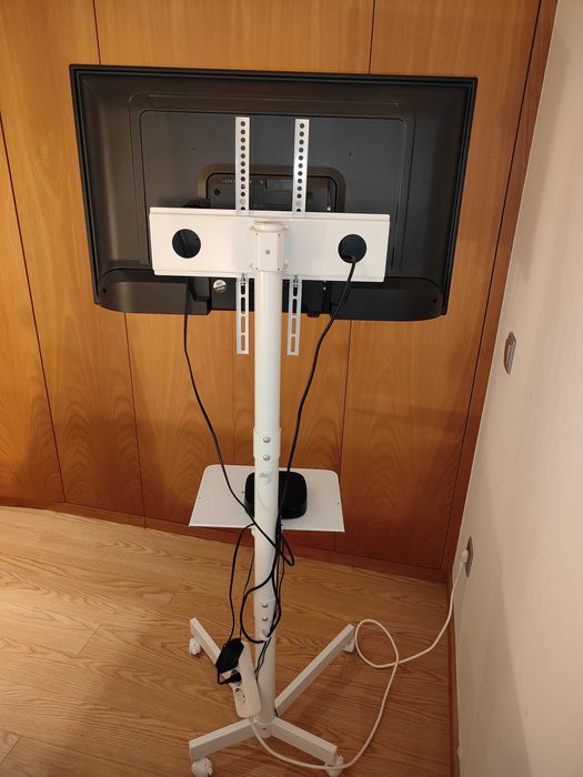 Tv 32” com base móvel Leva o Entretenimento Para Onde Quiseres!