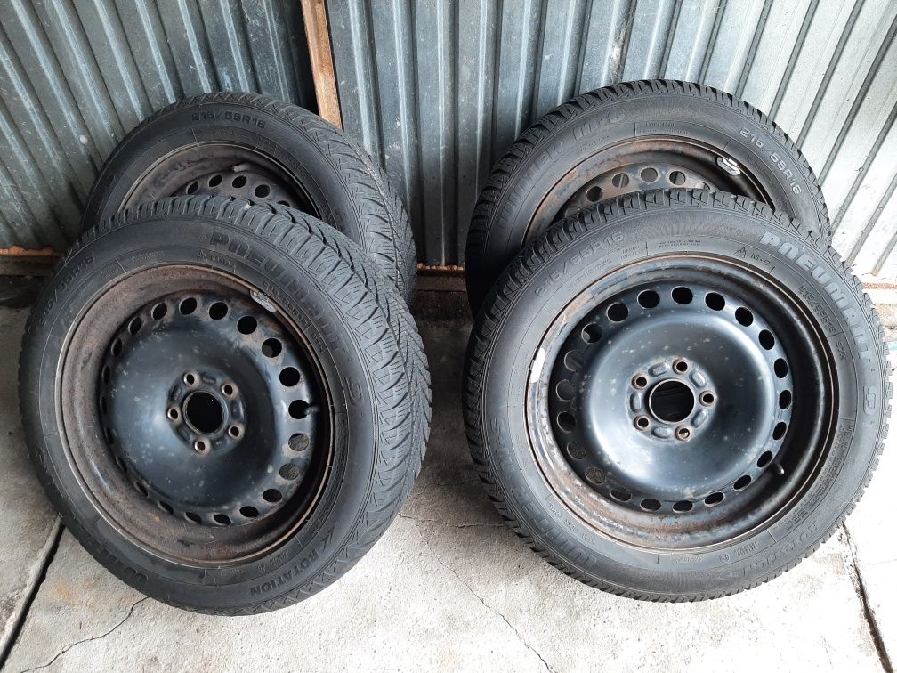 Opony zimowe 215/55/R16 z felgami stalowymi.