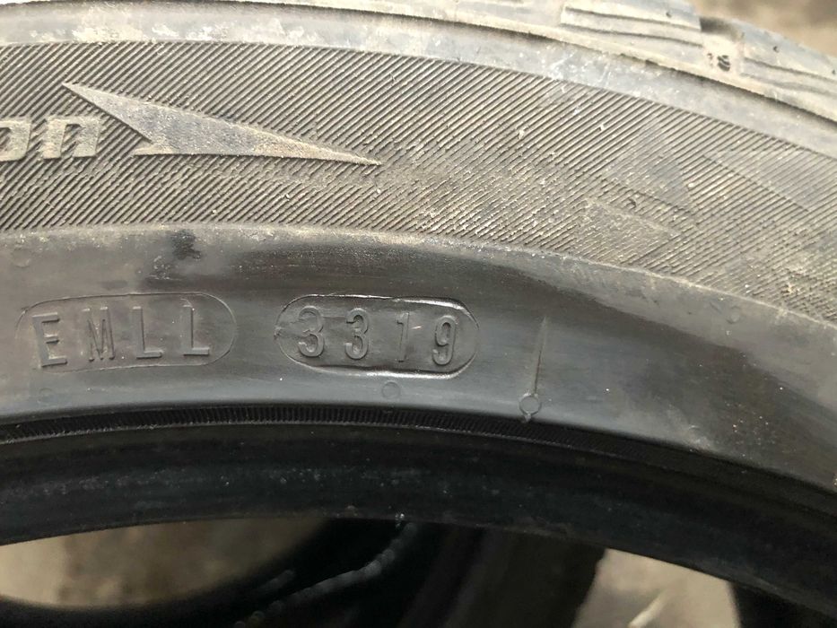 235/45R18 Dwie używane opony zimowe Nexen