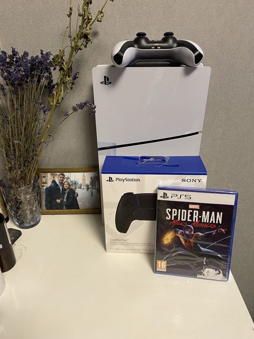 Playstation 5 , 2 джойстика + підписка на ps plus на рік + диск
