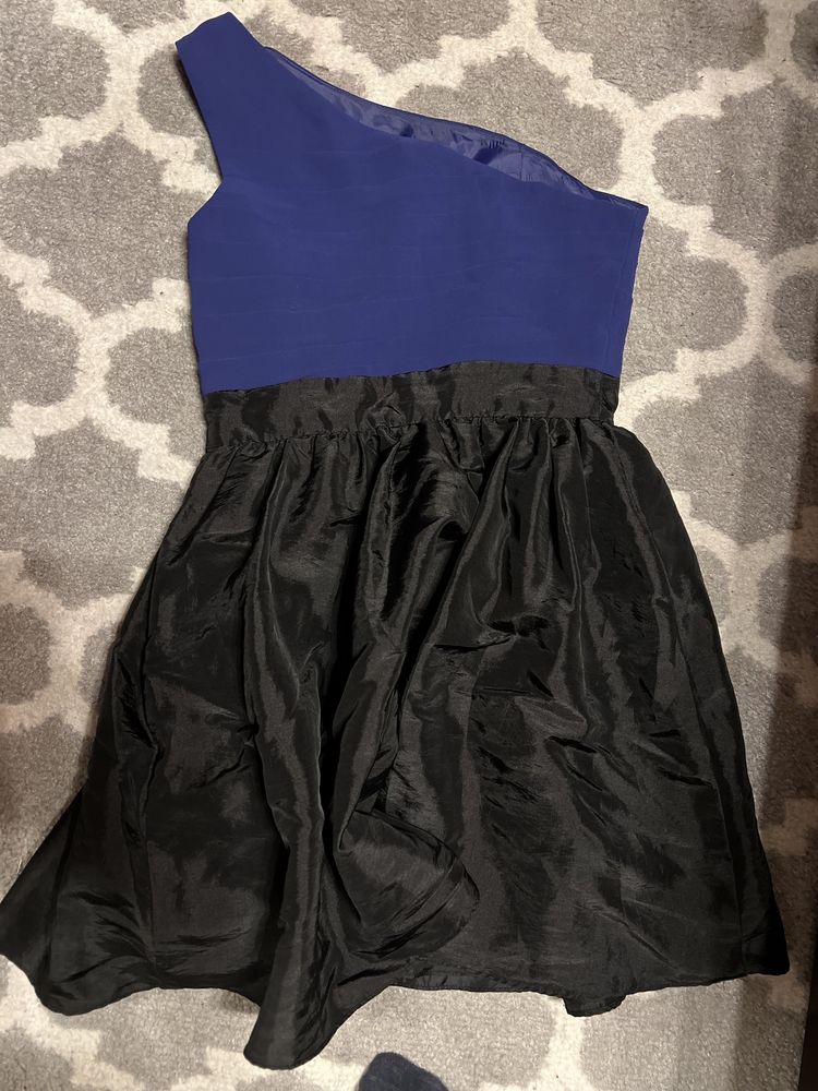 Krótka sukienka niebiesko-czarna na każdą okazję