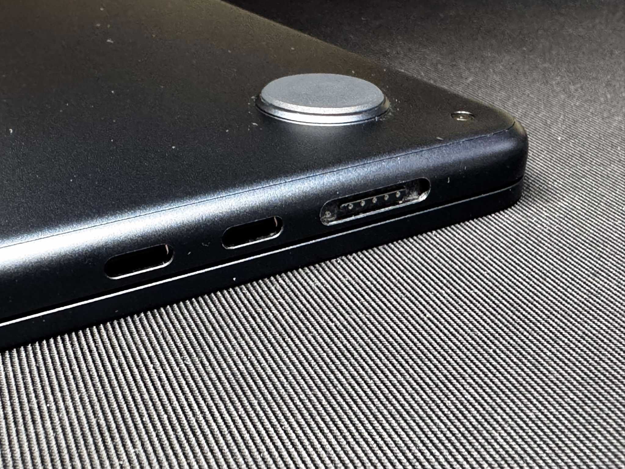 MacBook Air 15" M2 8/256 + Case UNIQ, GWARANCJA