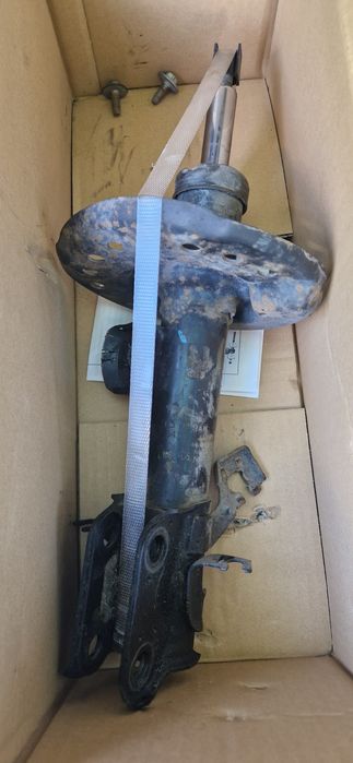 Аммортизатор правый Nissan Leaf ZE0 оригинал