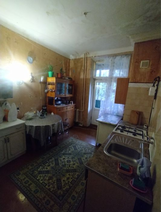 Продаж кімнати в 3 кімнатній квартирі