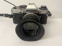 Olympus OM-10 + Lente Zuiko 50mm f/1.8 + Parasol – Excelente Estado