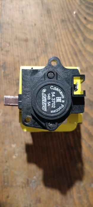 Регулятор напруги 2104,05,07 2108, 2109, 21099 із щітками