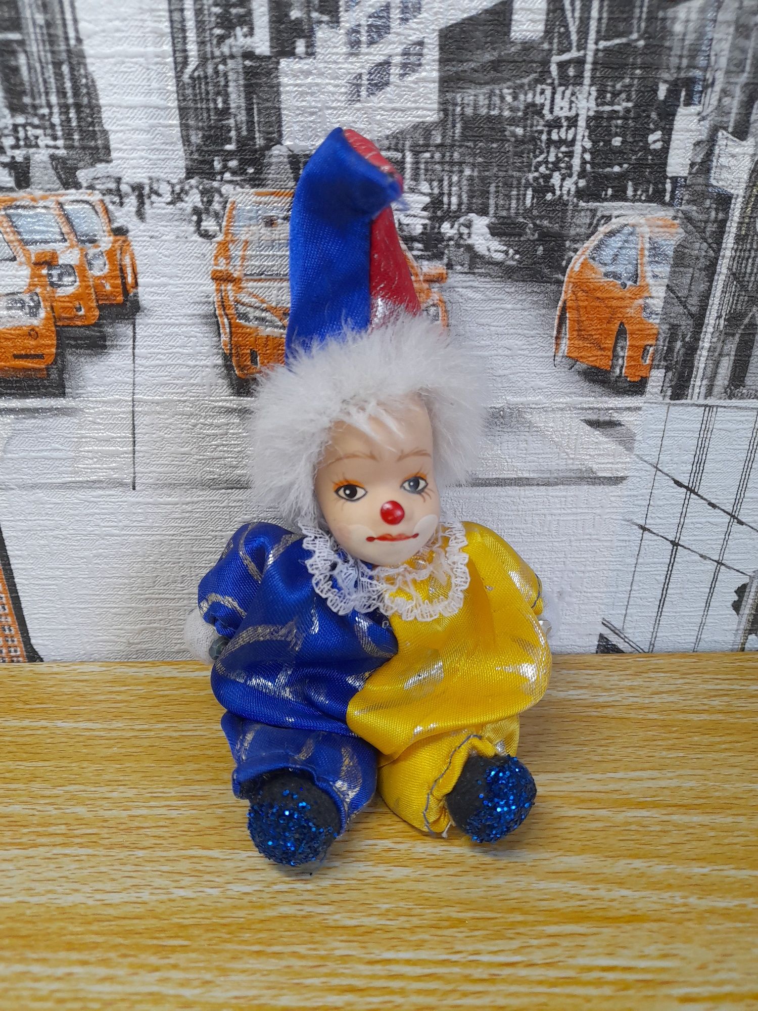 Фарфоровая сувенирная кукла клоун арлекино