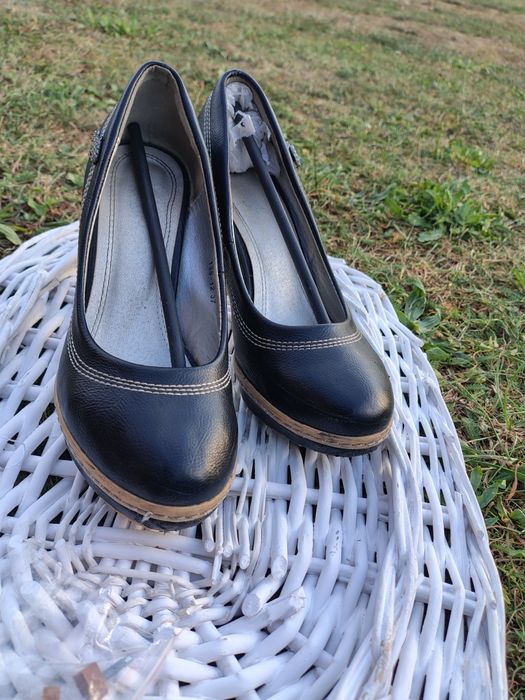 Buty na szpilce z przeszyciami