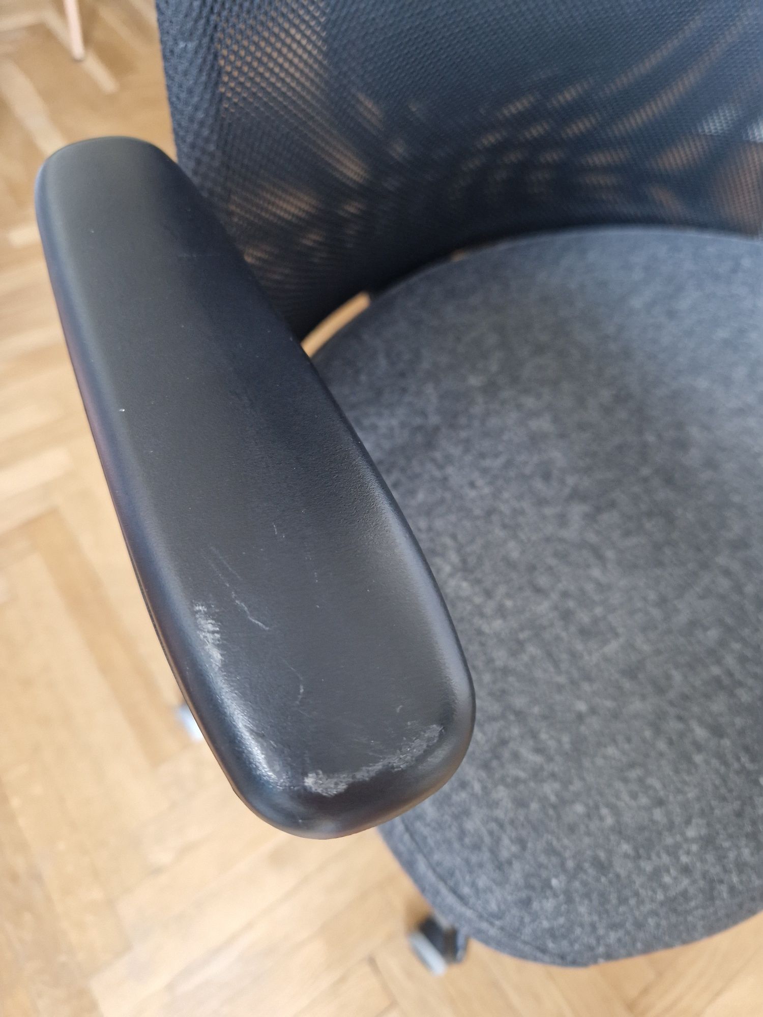 Krzesło biurowe z podłokietnikami, ciemnoszary, Ikea JÄRVFJÄLLET