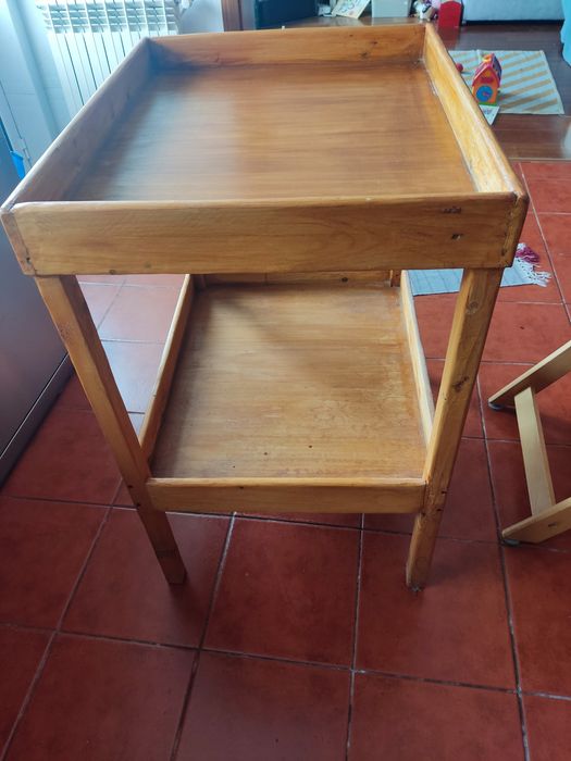 Muda fraldas em madeira