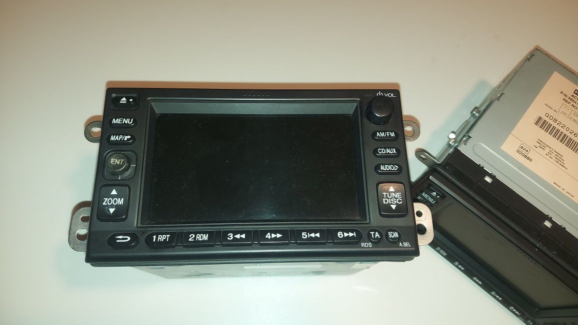 Vendo 2 auto radios Honda, 1 funciona, outro sem codigo  para peças.