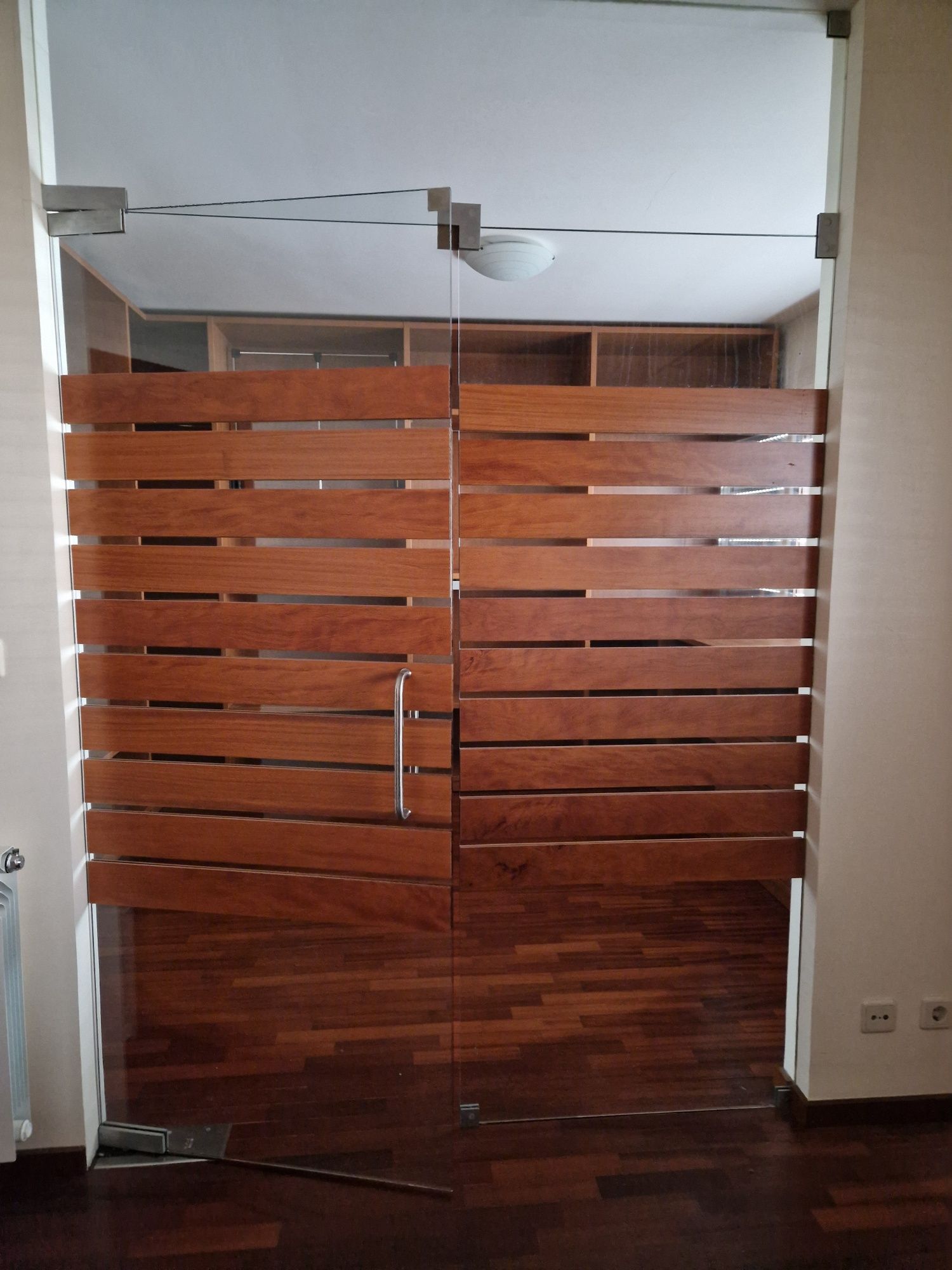 Porta divisória em vidro com barras em madeira