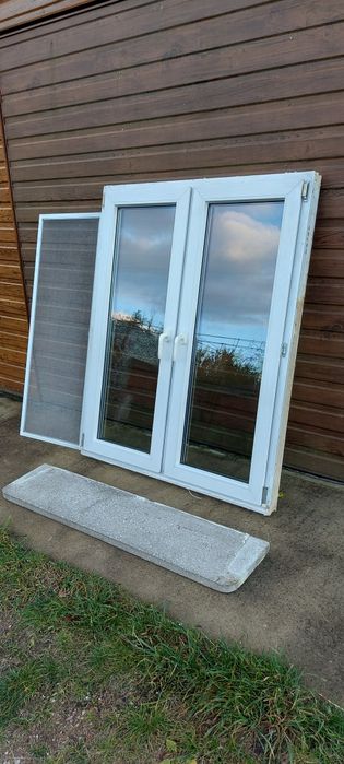 Dwuskrzydłowe okno PVC + moskitiera + parapet