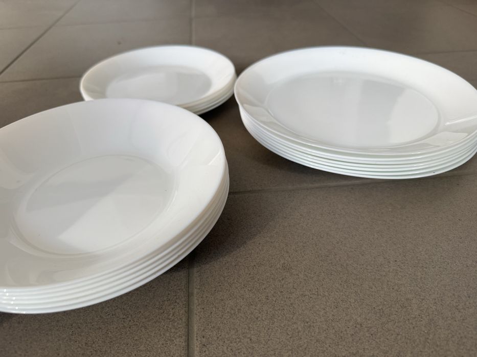 Zestaw naczyń zastawa talerze kubki szklanki sztućce wyposazenie miesz