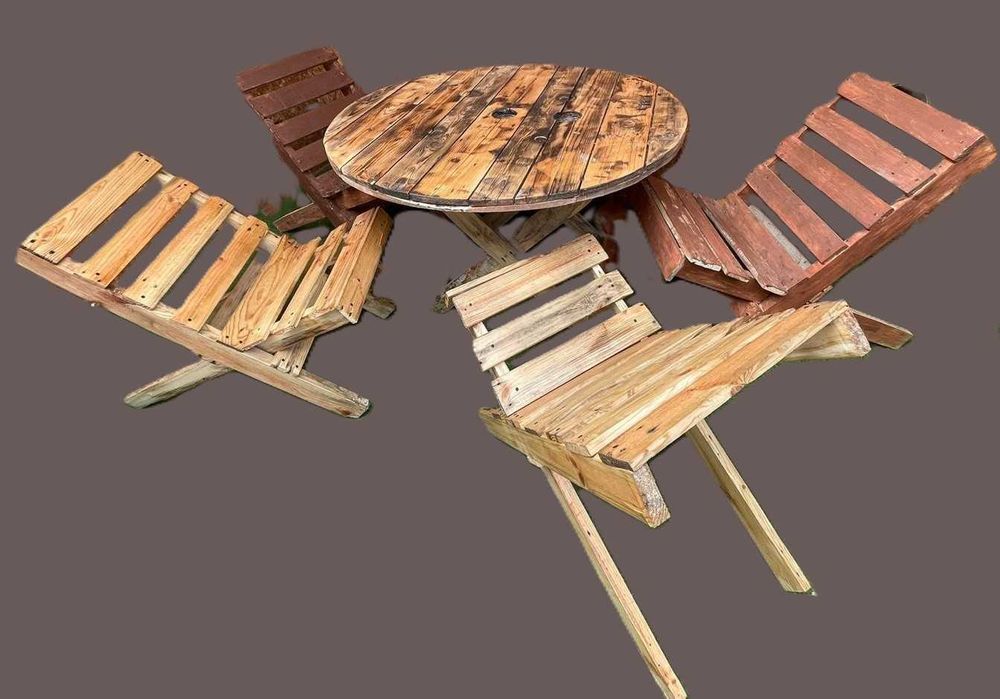 Artesanato , mesa com 4 cadeiras rebativeis