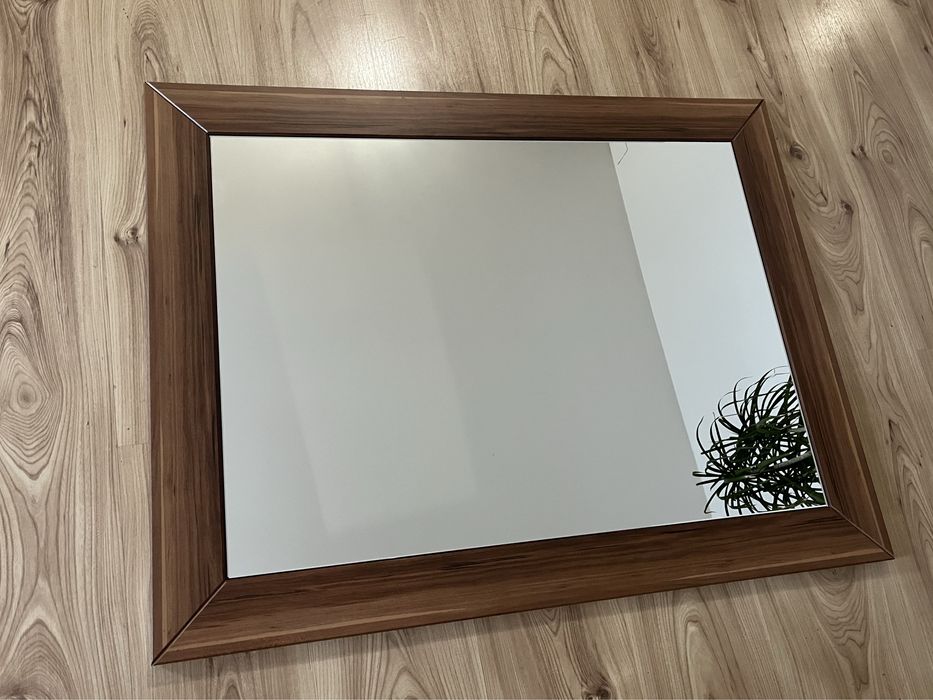 Lustro w brązowej ramie
