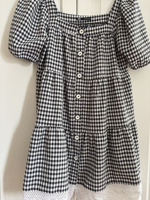 Sukienka w kratkę z guzikami i koronką ZARA