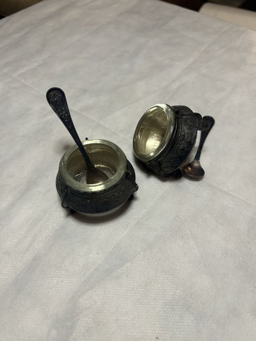 Pequenos potes com gravuras