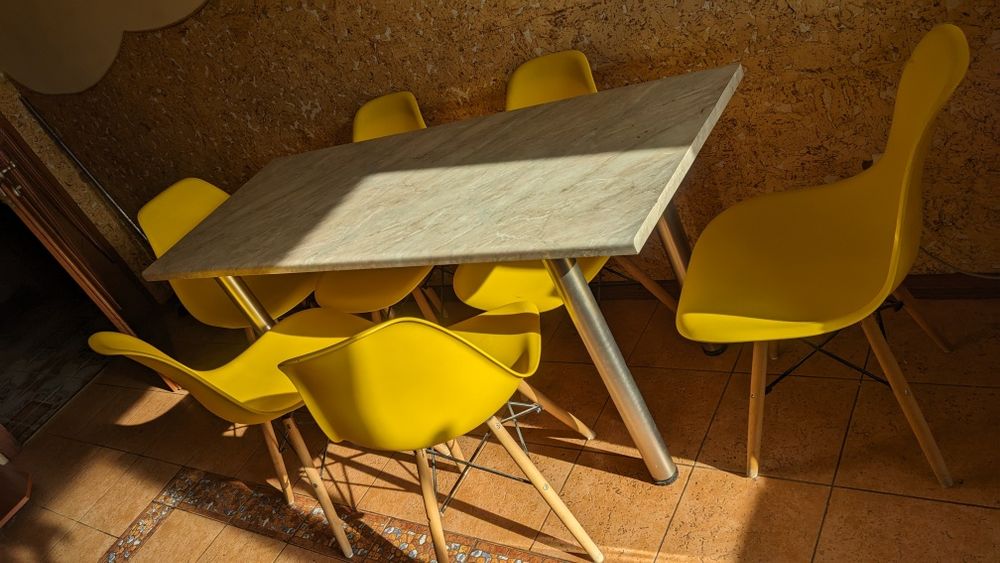 Продам стіл кухонний 60х160см. на металевих ніжках, жовті стільці