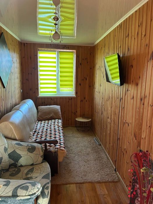 Сучасний гарний садовий будинок біля озера YV