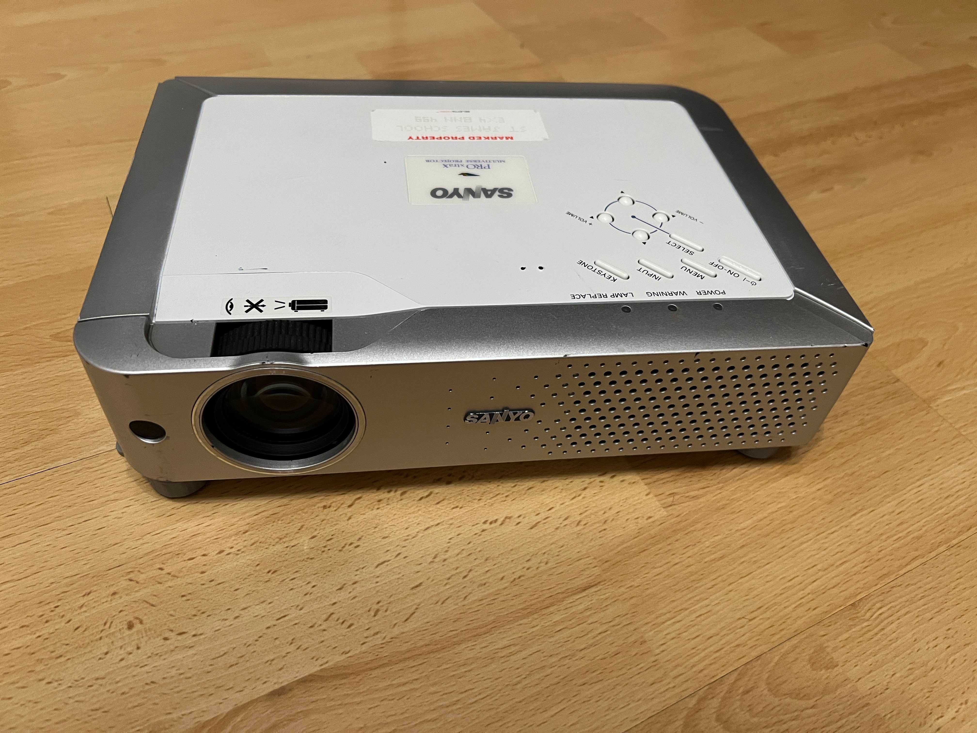 Projektor Sanyo PLC-XE30, uszkodzony