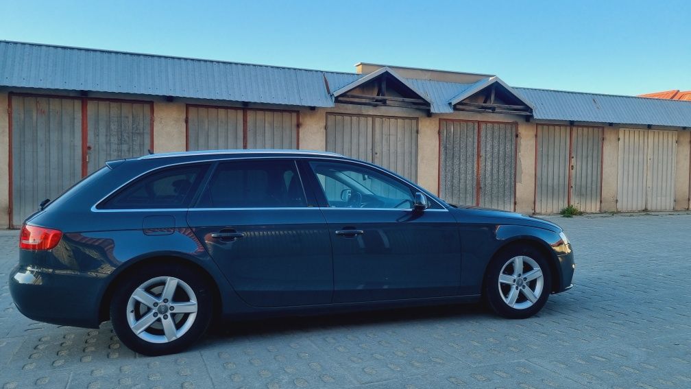 Audi a4 b8  2.0 TDI super stan 2011 rok