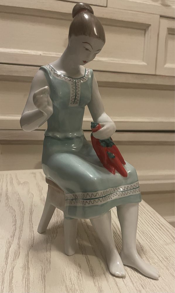 Porcelanowa figurka Kobieta z paprykami Hollohaza Węgry