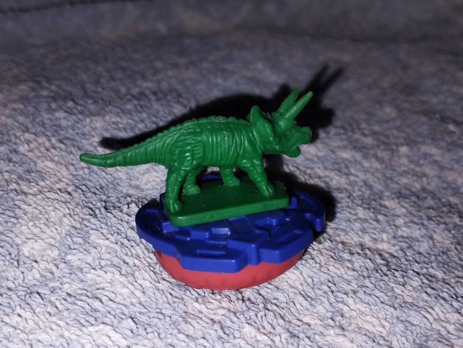 kinder niespodzianka, zielony dinozaur, zabawka, figurka