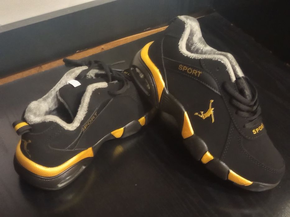 Кросівки зимові дуже гарні та якісні із ворсом - теплі