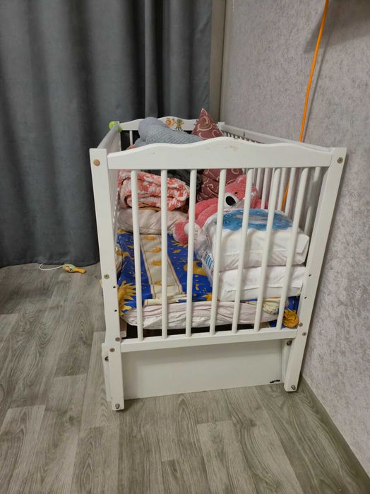 Дитяча кроватка біла з маятником та матрасом