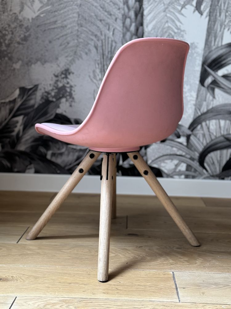 Różowe krzesło drewniane nogi skandynawski styl dla dziecka dziecięce
