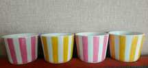 Komplet 4 porcelanowych kubków bez ucha.