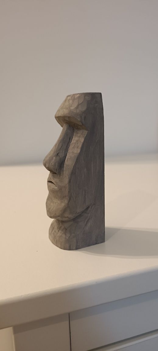 Moai. Rzeźba z Wyspy Wielkanocnej. Drewniana figurka
