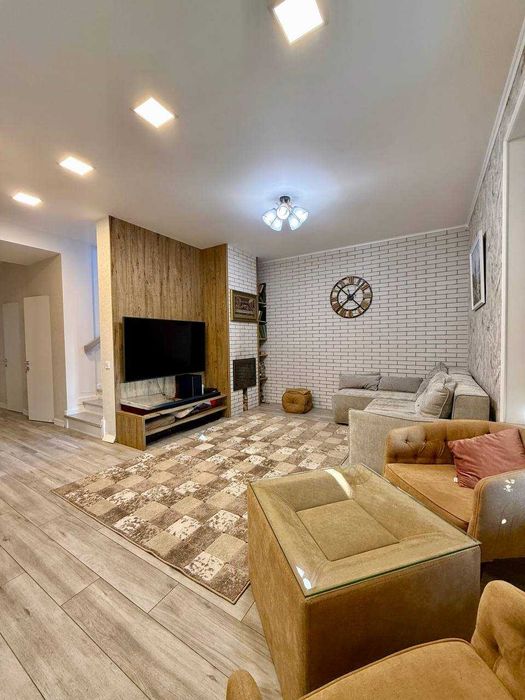 Продаж чудового будинку в котеджному містечку Гнідин під Києвом