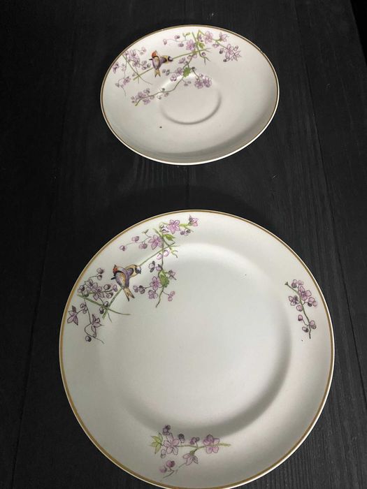 2 pratos de coleção Vista Alegre, c/ pássaro e floral antigo