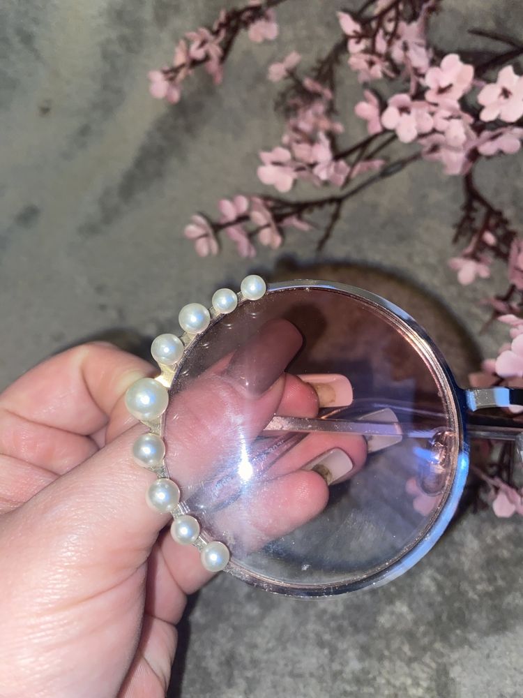 Rozowe okulary z perelkami