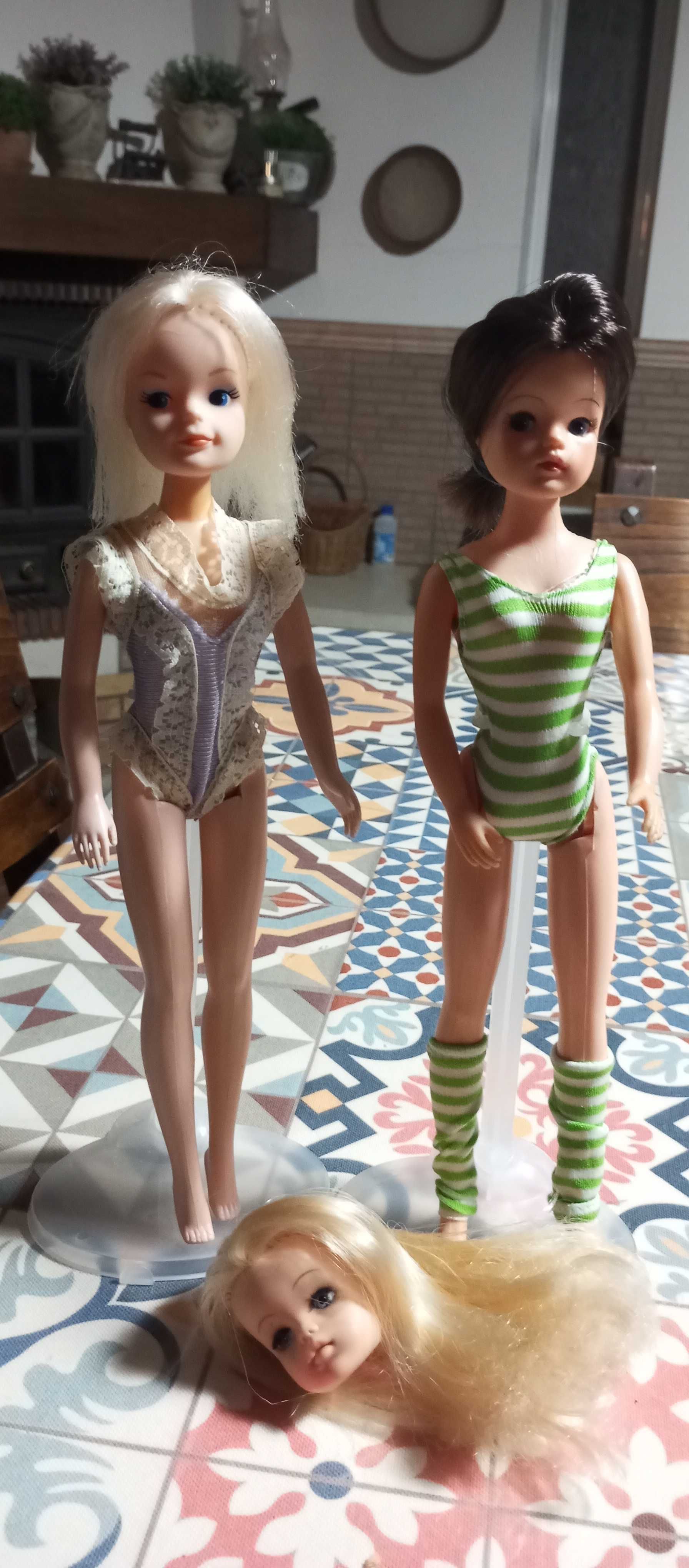 Duas bonecas Sindy antigas
