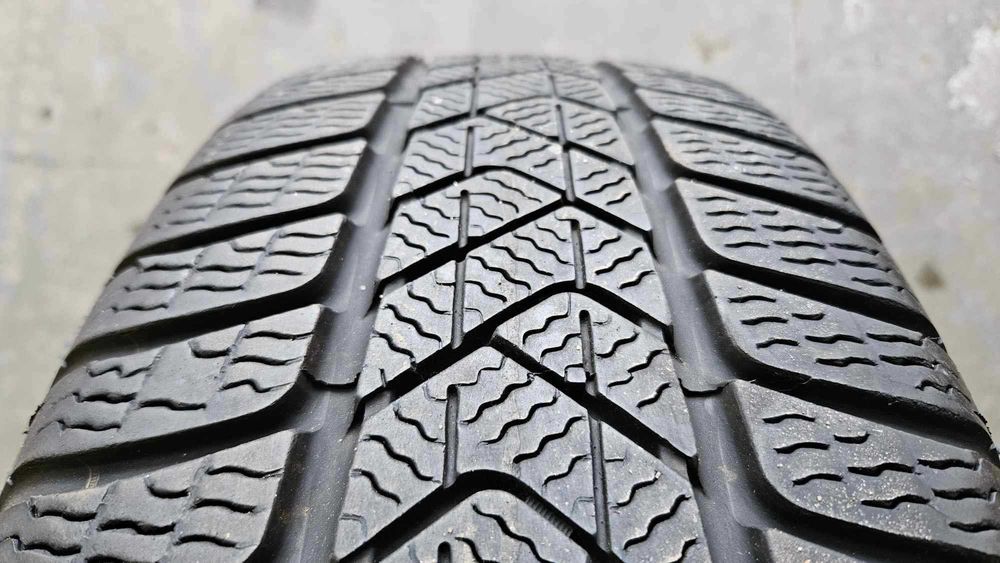 4x 205/60R17 93H Pirelli SottoZero 3 / 2x 8mm + 2x 6,5mm / BMW X1 / X2