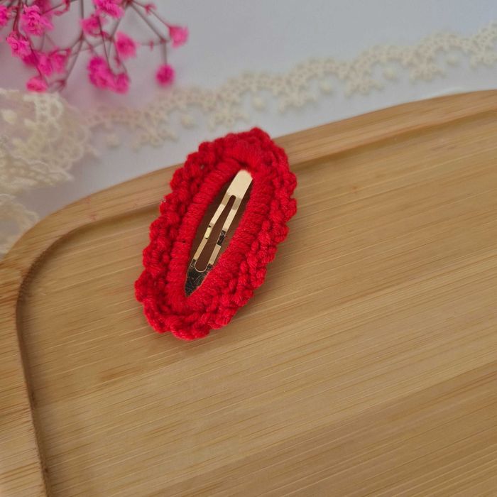 czerwona spinka szydełkowa