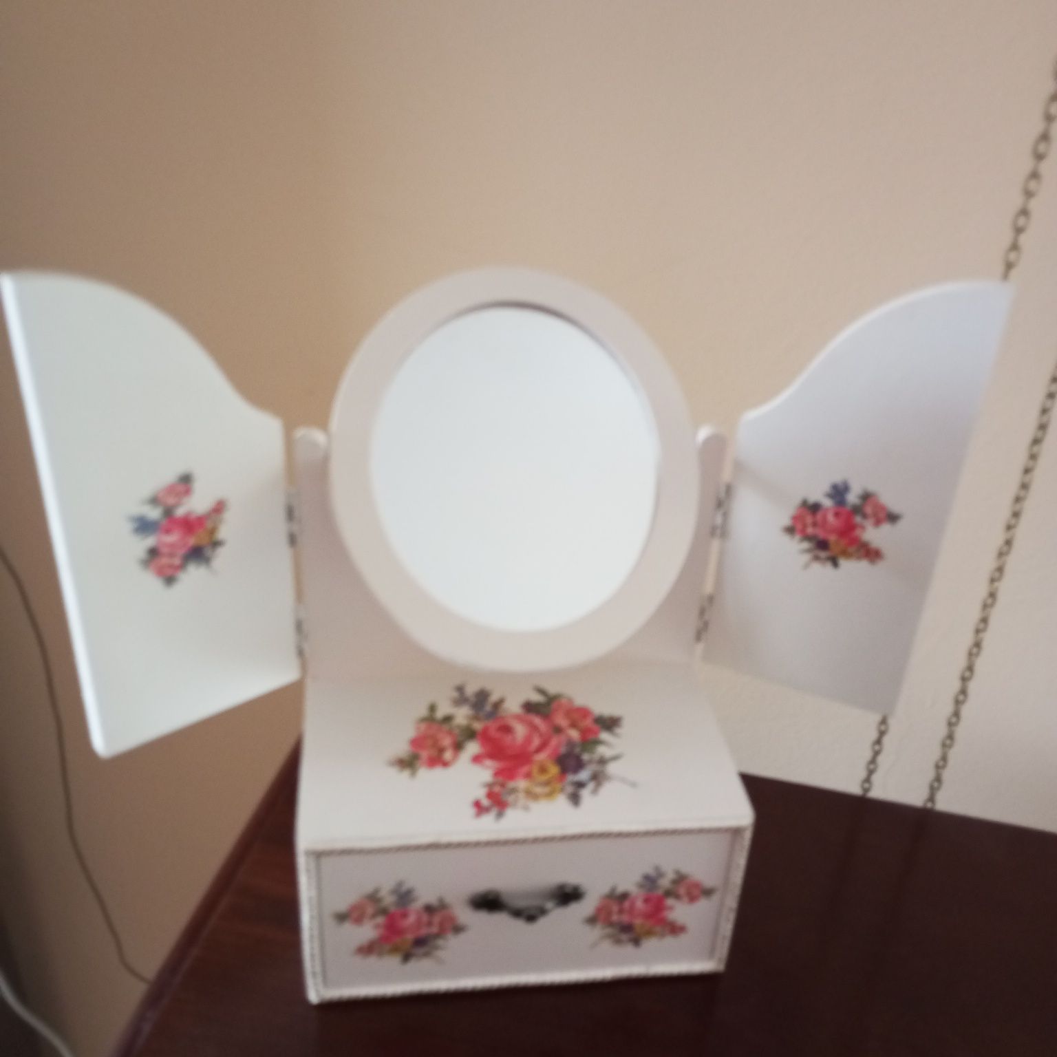 urocza mała toaletka z lusterkiem i drzwiczkami - retro vintage