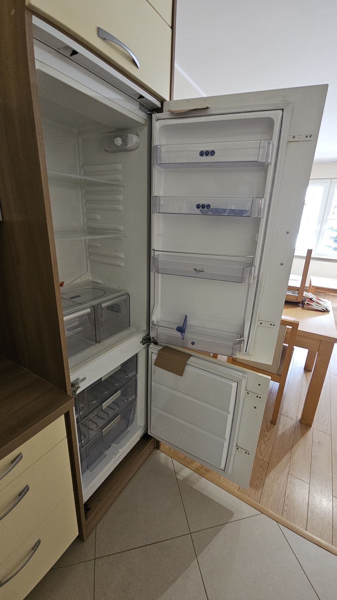 Lodówka do zabudowy whirlpool z zamrażalnikiem