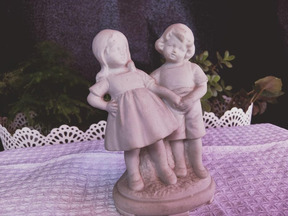 Estatueta em porcelana biscuit